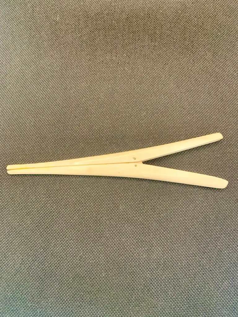 Pince à gants en os